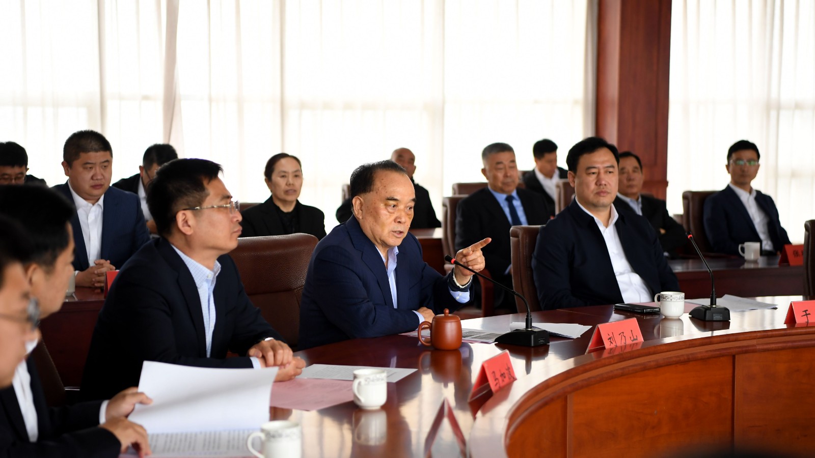 甘肅省定西市政協(xié)副主席、通渭縣委書記謝占武在膠州市委副書記、市長于冬泉陪同下到我集團考察訪問